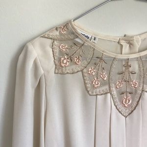 ♥️Embroidered button down back blouse